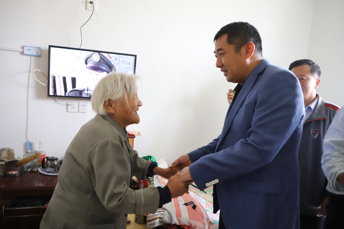 慰問孤寡老人 傳遞濃濃溫情 ——長田實業(yè)董事長張勇為濟(jì)陽街道敬老院老人送去中秋祝福