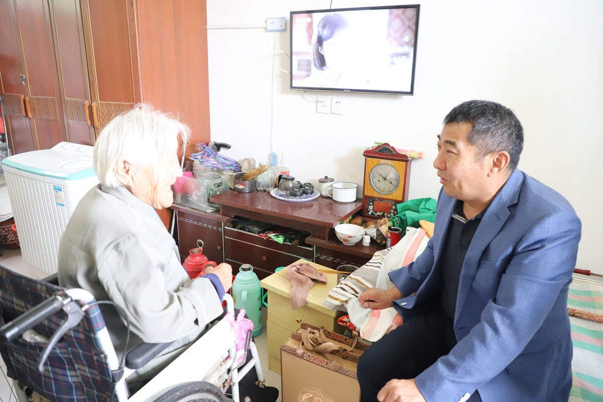 慰問孤寡老人 傳遞濃濃溫情 ——長田實業(yè)董事長張勇為濟(jì)陽街道敬老院老人送去中秋祝福