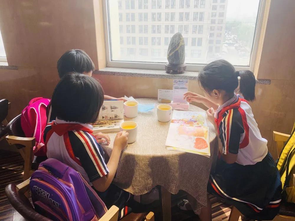 大手牽小手 溫情暖童心 —華百廣場攜手區(qū)婦聯(lián)、肯德基開展六一兒童節(jié)獻(xiàn)愛心活動