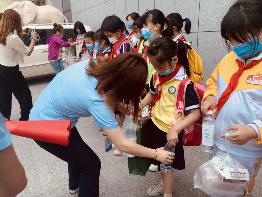 大手牽小手 溫情暖童心 —華百廣場攜手區(qū)婦聯(lián)、肯德基開展六一兒童節(jié)獻(xiàn)愛心活動