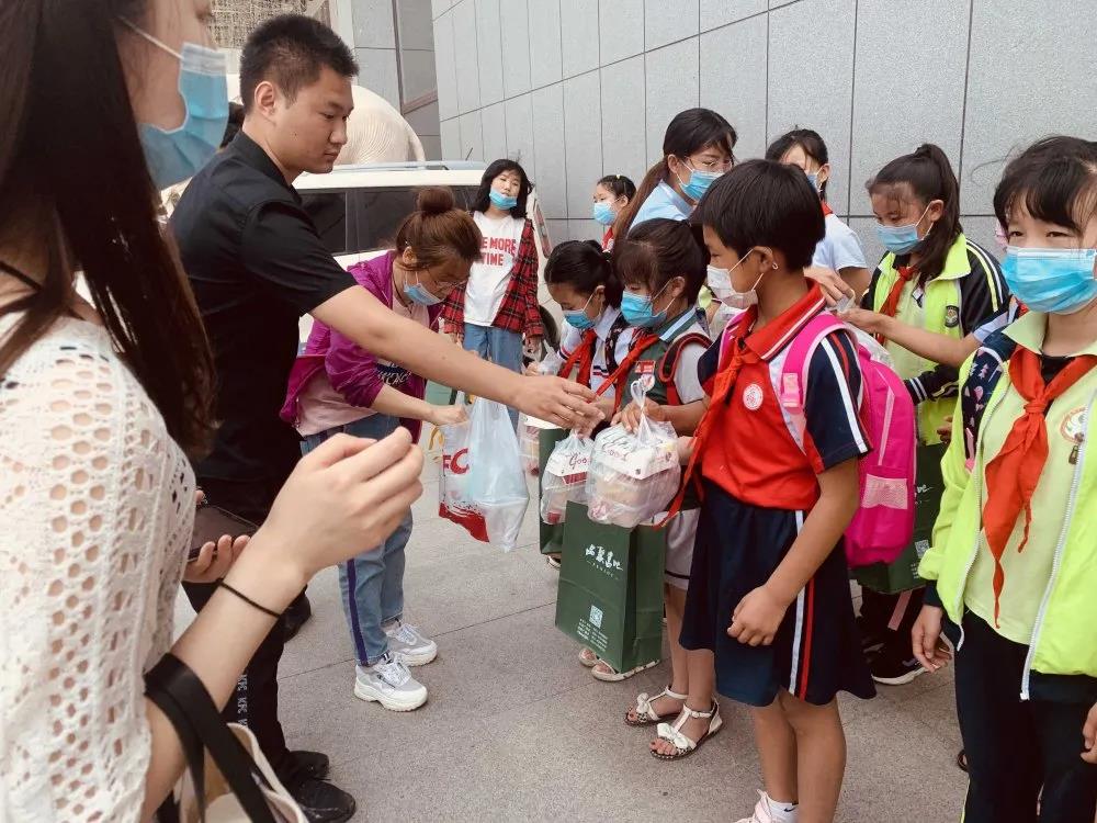 大手牽小手 溫情暖童心 —華百廣場攜手區(qū)婦聯(lián)、肯德基開展六一兒童節(jié)獻(xiàn)愛心活動